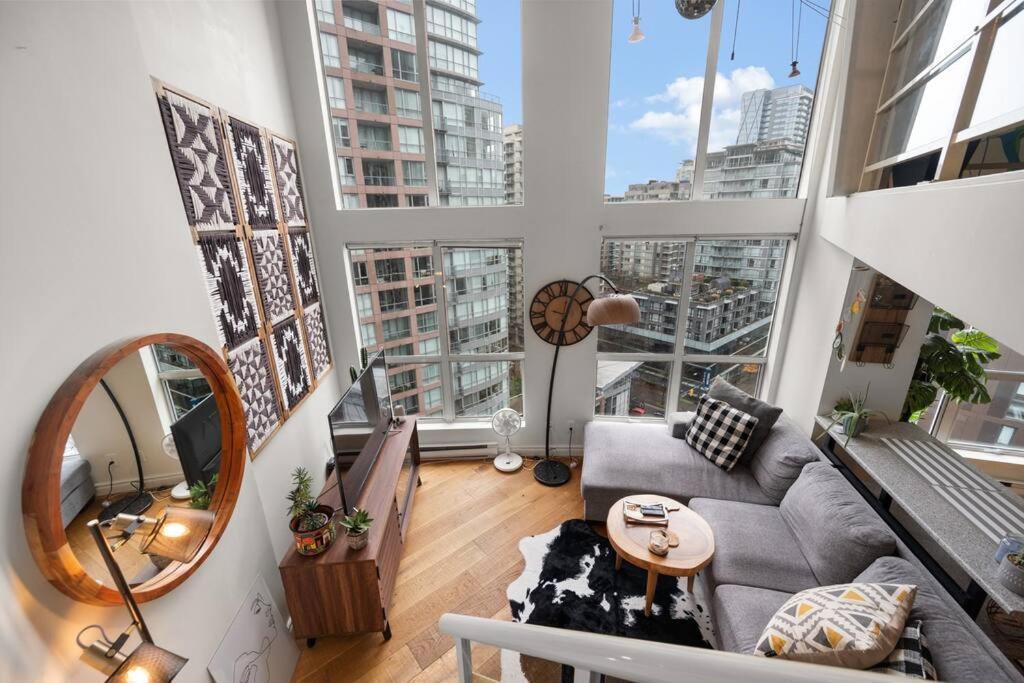 Beautiful Downtown Loft With Full Kitchen Apartment แวนคูเวอร์ ภายนอก รูปภาพ